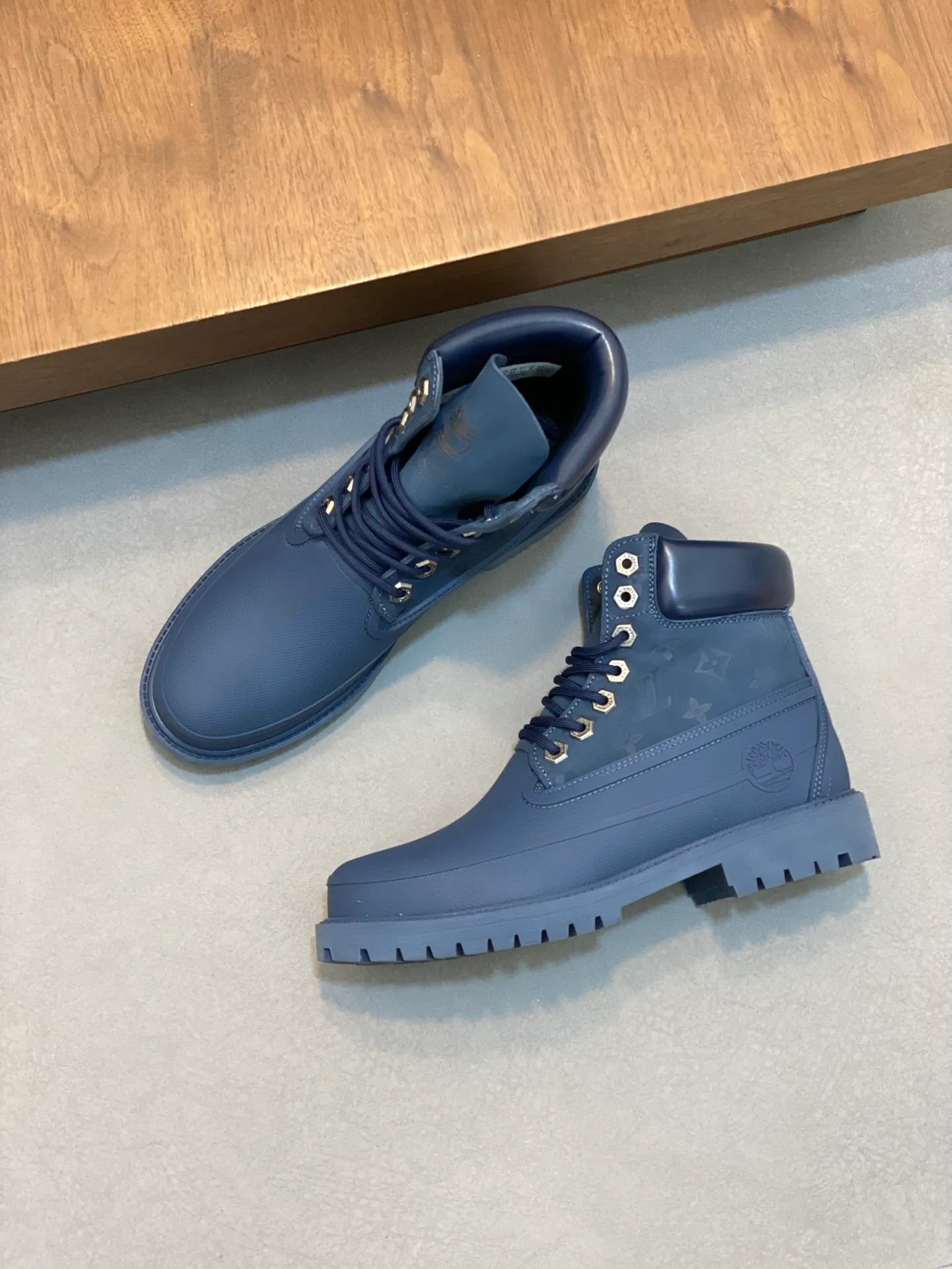 Men's men's shoes💰💰760 top-notch LV x Timberland Timberland co-branded presbyopic rhubarb boots ankle boots short boots, LV x Timberland ankle boots are made of Monogram embossed waterproof nubuck cow leather, relying on the brand's exquisite craftsmanship to carefully reshape the classic Timberland 6-inch boot shape in Italy, making an eye-catching appearance with American workwear style. Created by Pharrell Williams 2025 autumn and winter menswear show. The Monogram embossed tongue, original Timberland laces and outsole are exquisite details, the leather label expresses the cooperation logo, and the delivery counter is exquisitely packaged! Math 39-44 (order 45)
